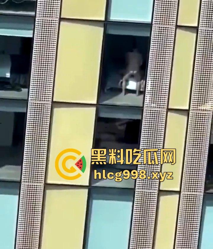 我嘞个骚刚！瓜友投稿酒店偷拍，激情后入到一半才发现是俩男的在搞！-4