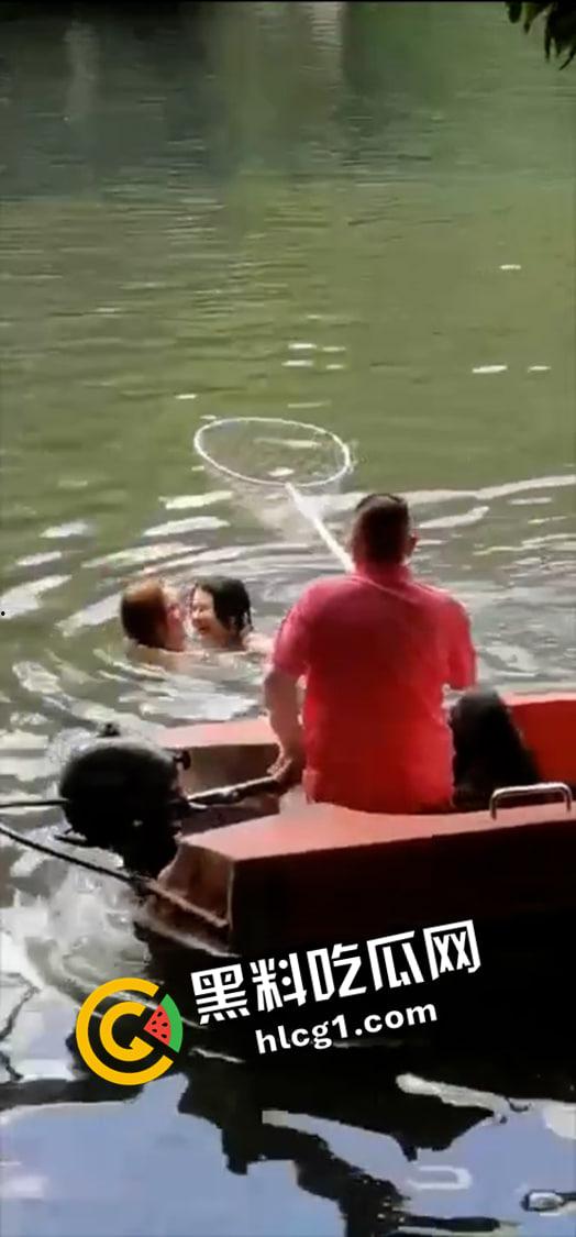 广州越秀公园比基尼外国女郎游泳 水中激情舌吻 看的大爷都硬了 现场视频流出-5