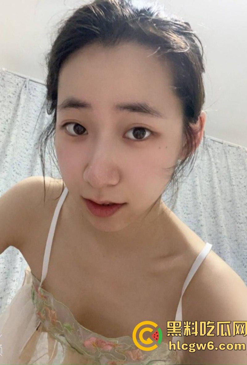 重庆长江师范学院舞蹈生【曹雪灵】自拍发骚视频被男友曝光！酒店镜前展示苗条身材和完美马甲线！-1