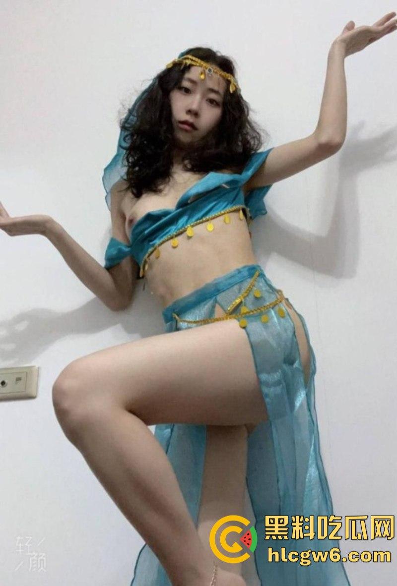 重庆长江师范学院舞蹈生【曹雪灵】自拍发骚视频被男友曝光！酒店镜前展示苗条身材和完美马甲线！-3