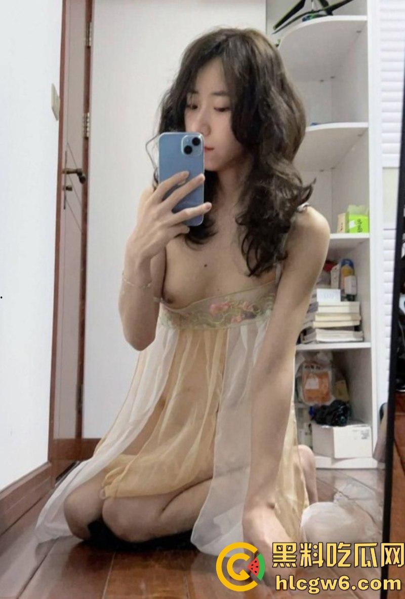 重庆长江师范学院舞蹈生【曹雪灵】自拍发骚视频被男友曝光！酒店镜前展示苗条身材和完美马甲线！-5