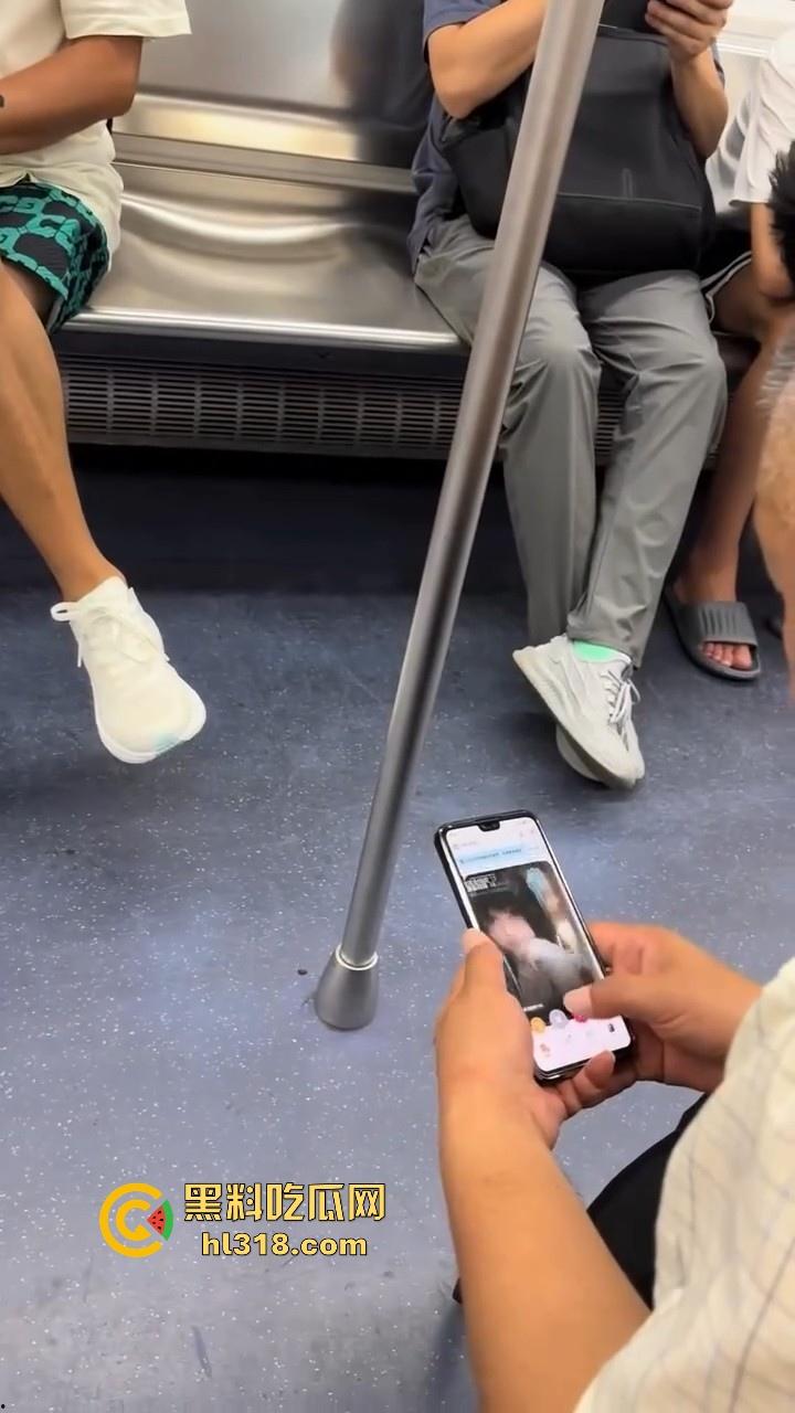 这大爷有点东西啊!年纪一把了都不忘刷探探约炮,你别说一半美女入不了大爷法眼,一看没少约!-1