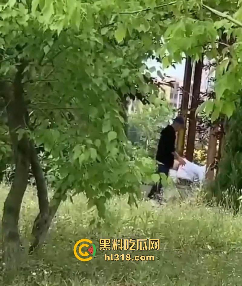 万物复苏的春季，野外偷拍捕捉中年夫妻野战火辣现场！ 男主吃力后入，美女翘臀迎合臀肉颤抖，淫靡至极！-3