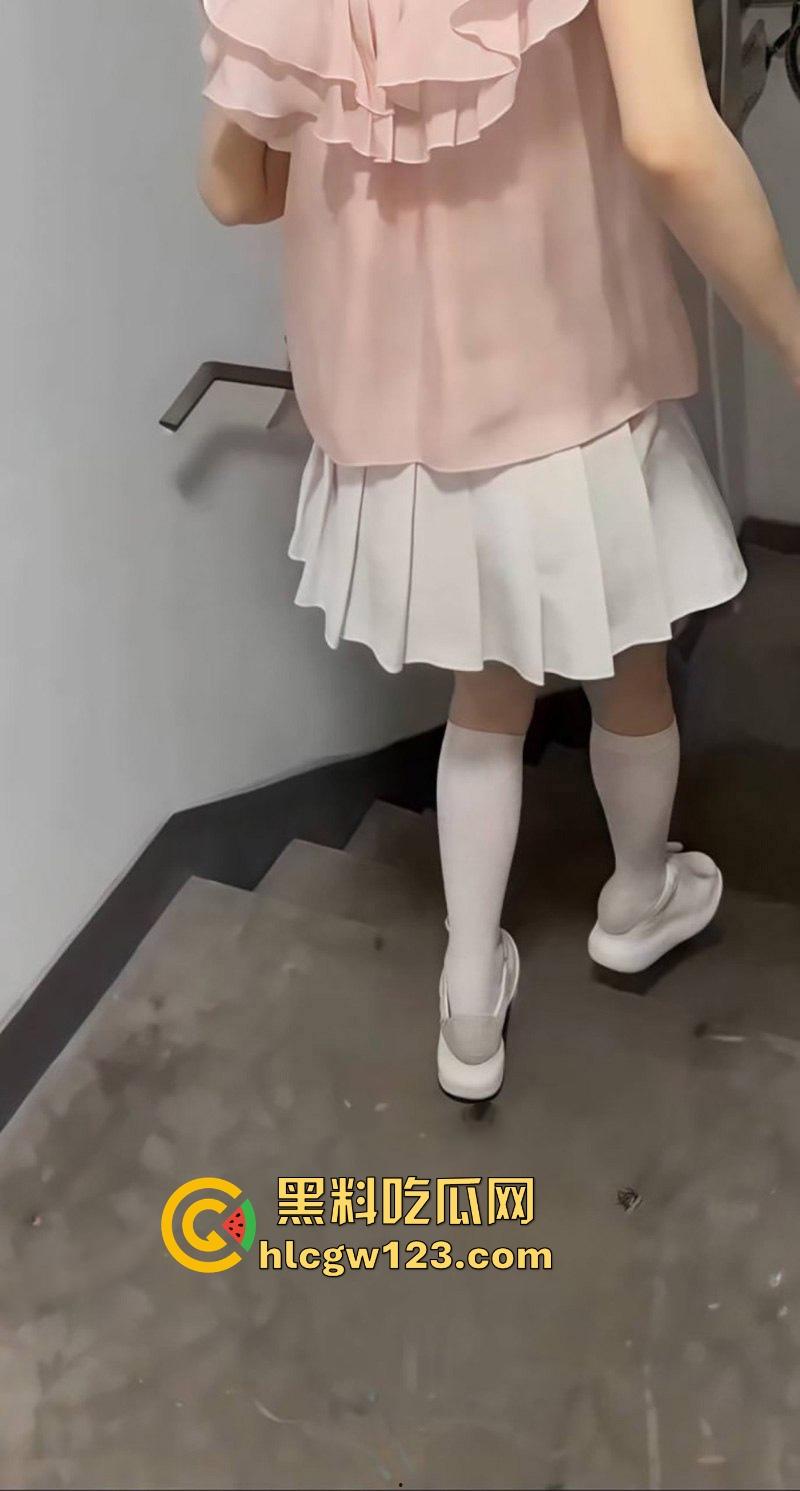 海角乱伦大神【和堂妹的故事】说好带堂妹酒店解决 去她房里直接内射！-5