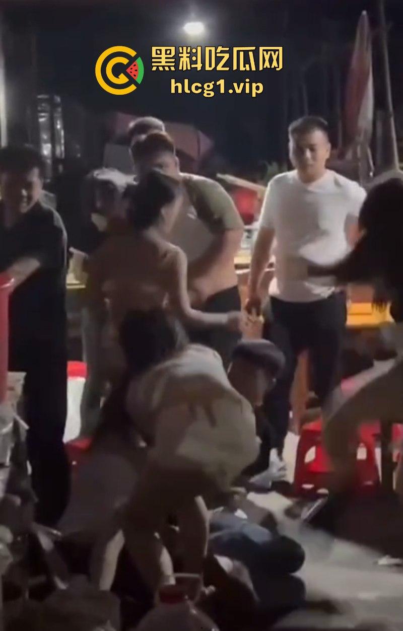 街头赛混剪开赛！女人狠起来根本拉不住啊！互殴招式狠辣不输男人！-2