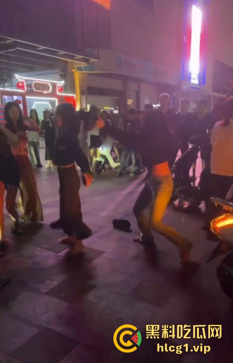 街头赛混剪开赛！女人狠起来根本拉不住啊！互殴招式狠辣不输男人！-11