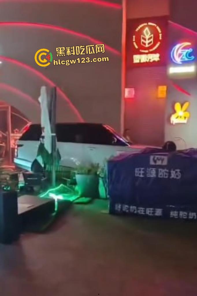 凌晨1点山西太原花海酒后两个男的发生矛盾直接开路虎撞人，一群保安也只敢在门口看戏！-4