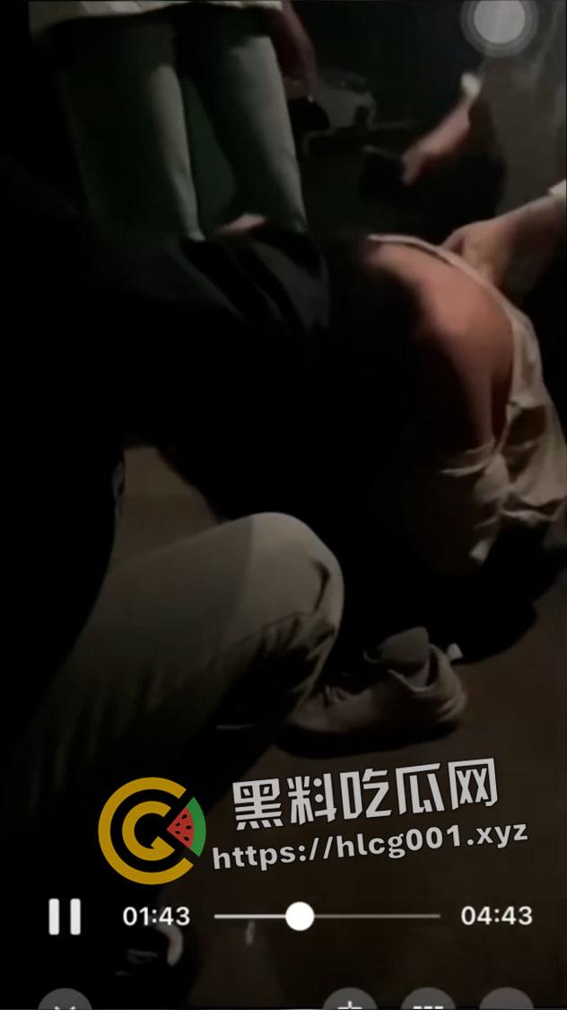 孝义商业街围殴女孩事件！衣服都给扯烂了 霸凌者面目全曝光 竟然全是小仙女 现场视频流出-6