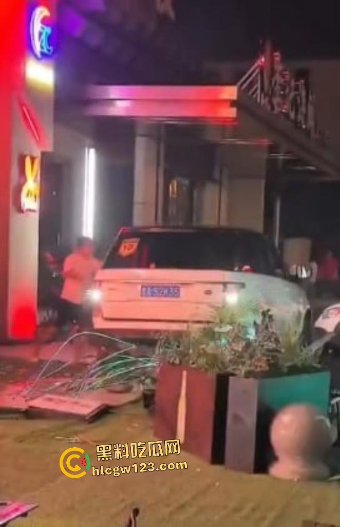 凌晨1点山西太原花海酒后两个男的发生矛盾直接开路虎撞人，一群保安也只敢在门口看戏！-6