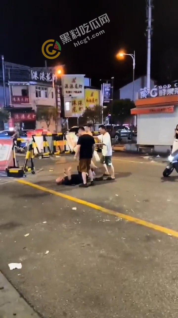 湘潭市岳塘区步行街群殴惊现！“湘潭最猛电动车”引爆街头斗殴，路人纷纷化身吃瓜群众-3
