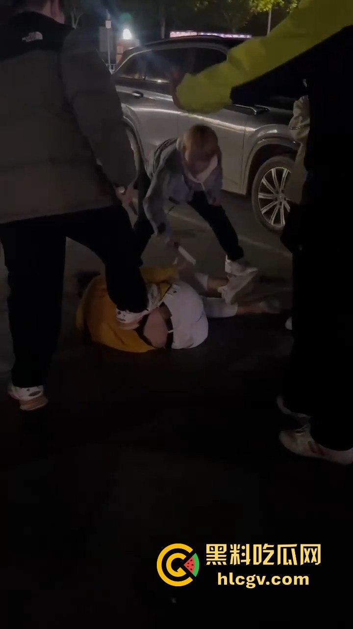 停车场上演钢管群殴！精神小伙围殴他人，结果双拳难敌四手被爆头倒地护头求饶！-6