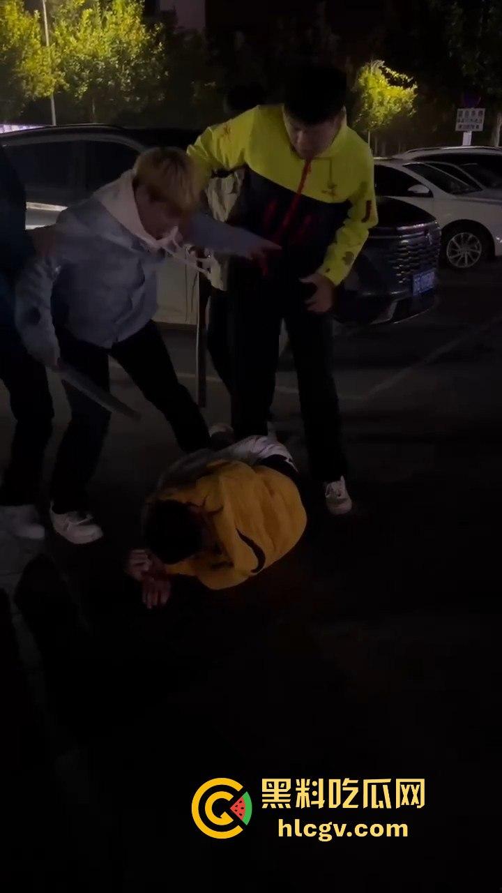 停车场上演钢管群殴！精神小伙围殴他人，结果双拳难敌四手被爆头倒地护头求饶！-9