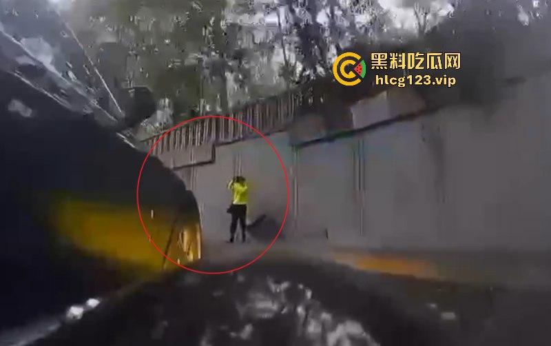 北京追焦师隧道拍摄惨被撞 女骑手当场吓傻 视频曝光事故全过程-3