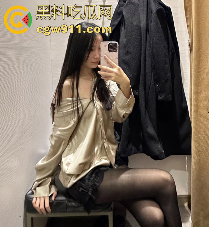 顶级骚逼推荐!湛江赤坎区【庞国梅】,外表高冷内心淫荡,爱好无套群P内射、户外野战、真空逛街,喜欢射嘴里吞下去!-1