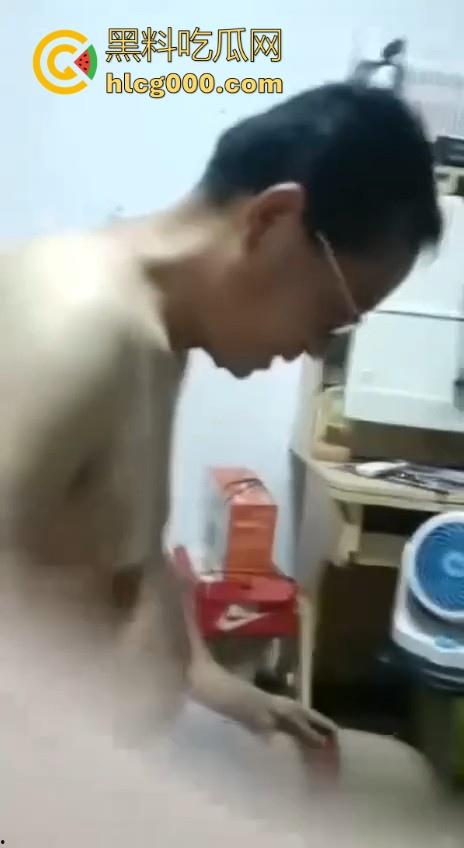 高校极品女学生【李如意】勾引化学老师玩SM,性欲母狗把油腻大叔榨干,不雅视频曝光流出!-7