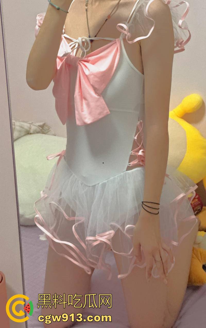 武汉某公司行政【陈雨佳】，擅长裸舞性瘾极强，曾和学生家长公厕约炮，公司年会塞跳蛋跳舞，渴望群p在线求操！-3