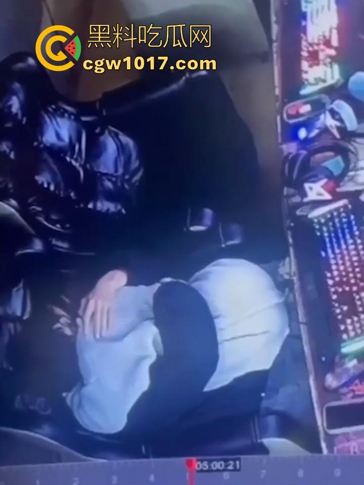 网吧包房年轻情侣打完游戏就在沙发上当场开干？面对摄像头毫无畏惧他人的眼光，年轻人就是会玩！-6