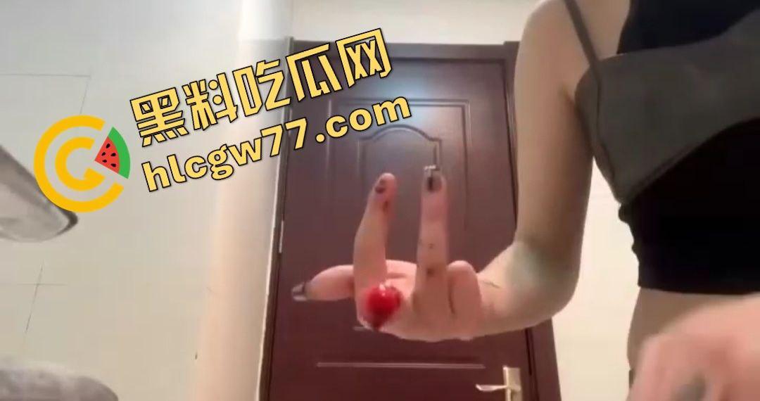 精神小妹为劈腿男友自残！闺蜜背叛，手起刀落中指断，全程一声没叫！-5