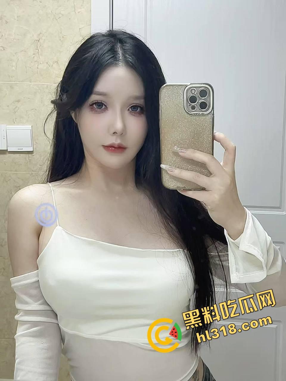 国外留学高挑美女『夏婷婷』被按桌上无套猛操，趁朋友不在家一顿狠狠冲刺，肉体撞击快把桌子干散架！-1