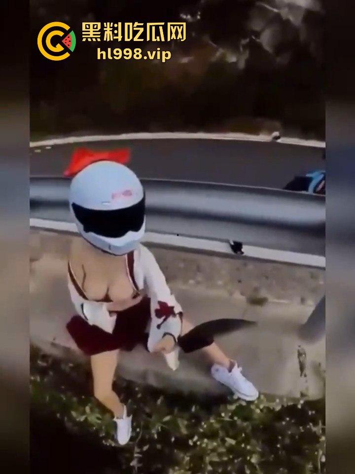 女骑手摔倒险坠山崖,居然还摆拍摸奶子!流量至上,简直让人无语!-2