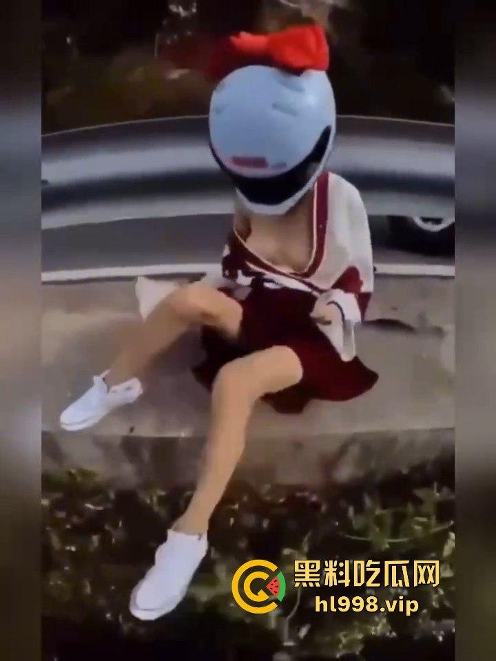 女骑手摔倒险坠山崖,居然还摆拍摸奶子!流量至上,简直让人无语!-3