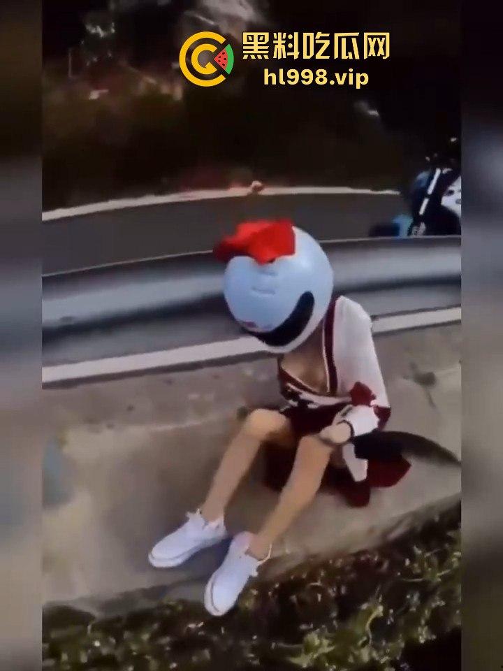 女骑手摔倒险坠山崖,居然还摆拍摸奶子!流量至上,简直让人无语!-4