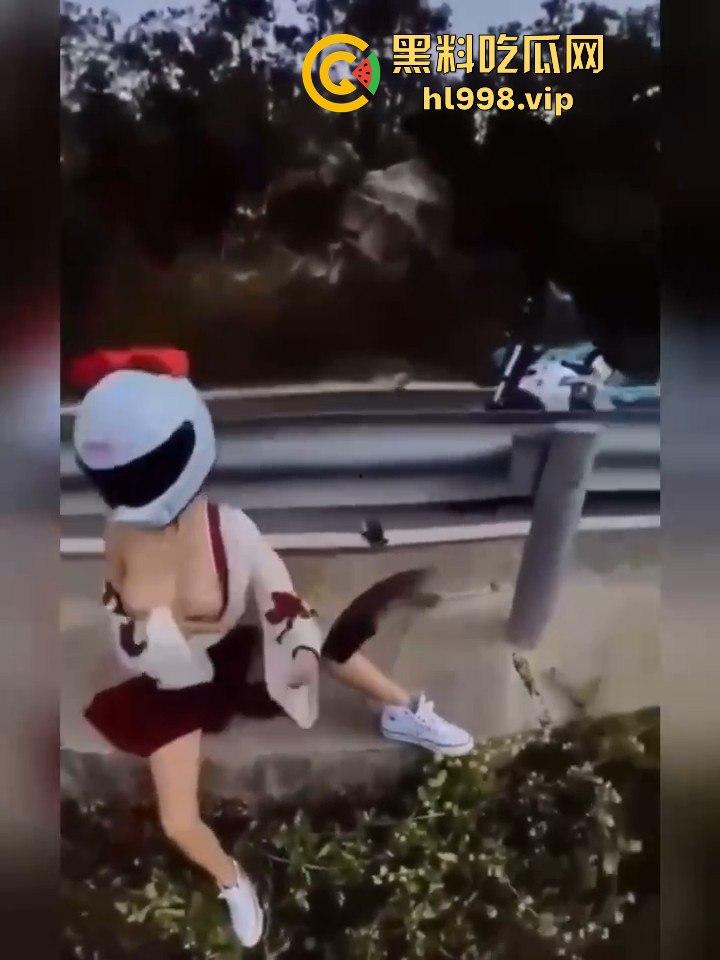 女骑手摔倒险坠山崖,居然还摆拍摸奶子!流量至上,简直让人无语!-5