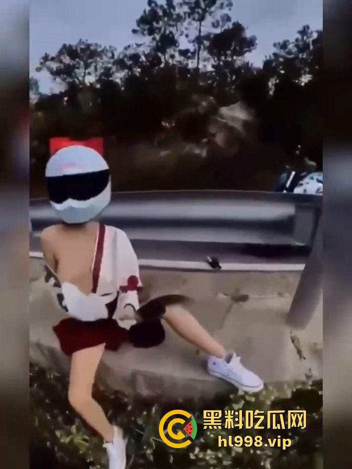 女骑手摔倒险坠山崖,居然还摆拍摸奶子!流量至上,简直让人无语!-7