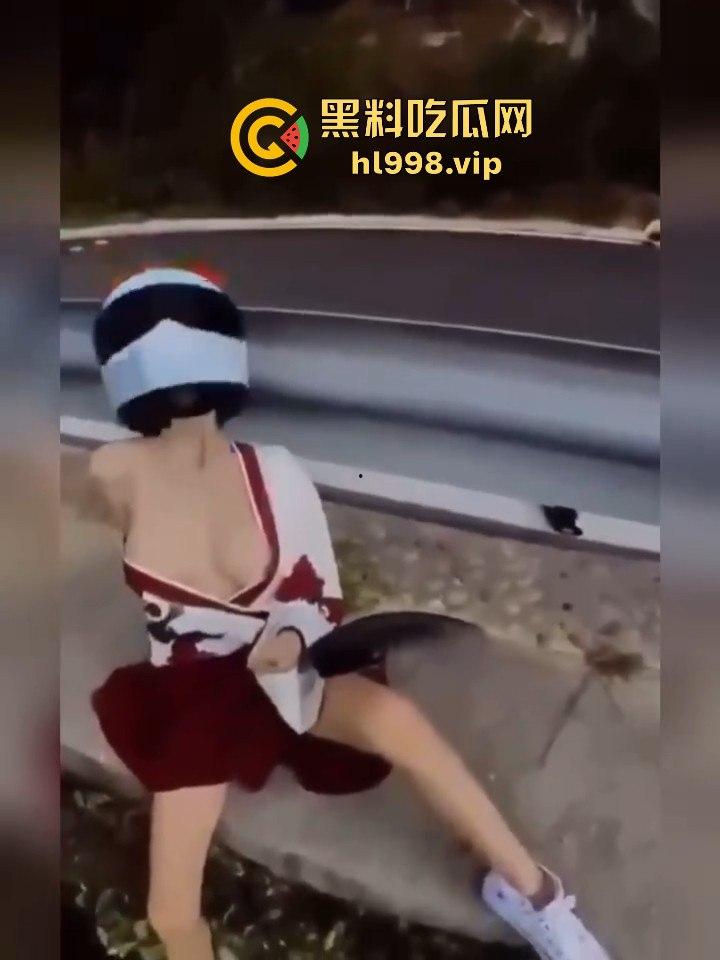 女骑手摔倒险坠山崖,居然还摆拍摸奶子!流量至上,简直让人无语!-9