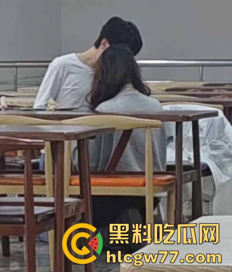 大学食堂情侣当场上演成人片 激情舌吻跪着给男友撸管 钻桌底含鸡巴 偷拍视频火遍全网！-6
