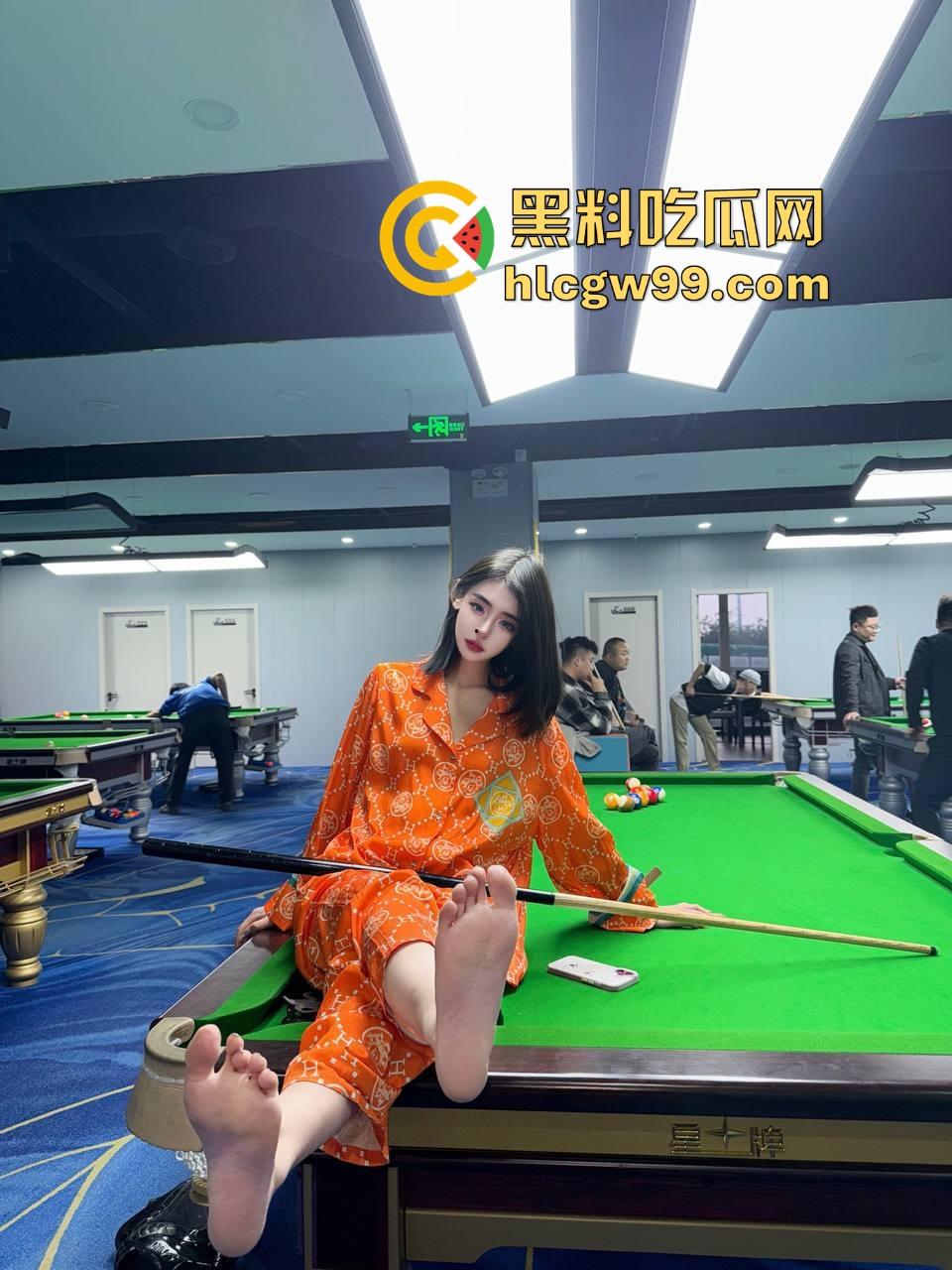 台球厅陪玩睡衣派对大哥充卡秒带走,车里睡衣一脱直接验货开干,车是真的稳,这发黑8果然是一发入魂!-3