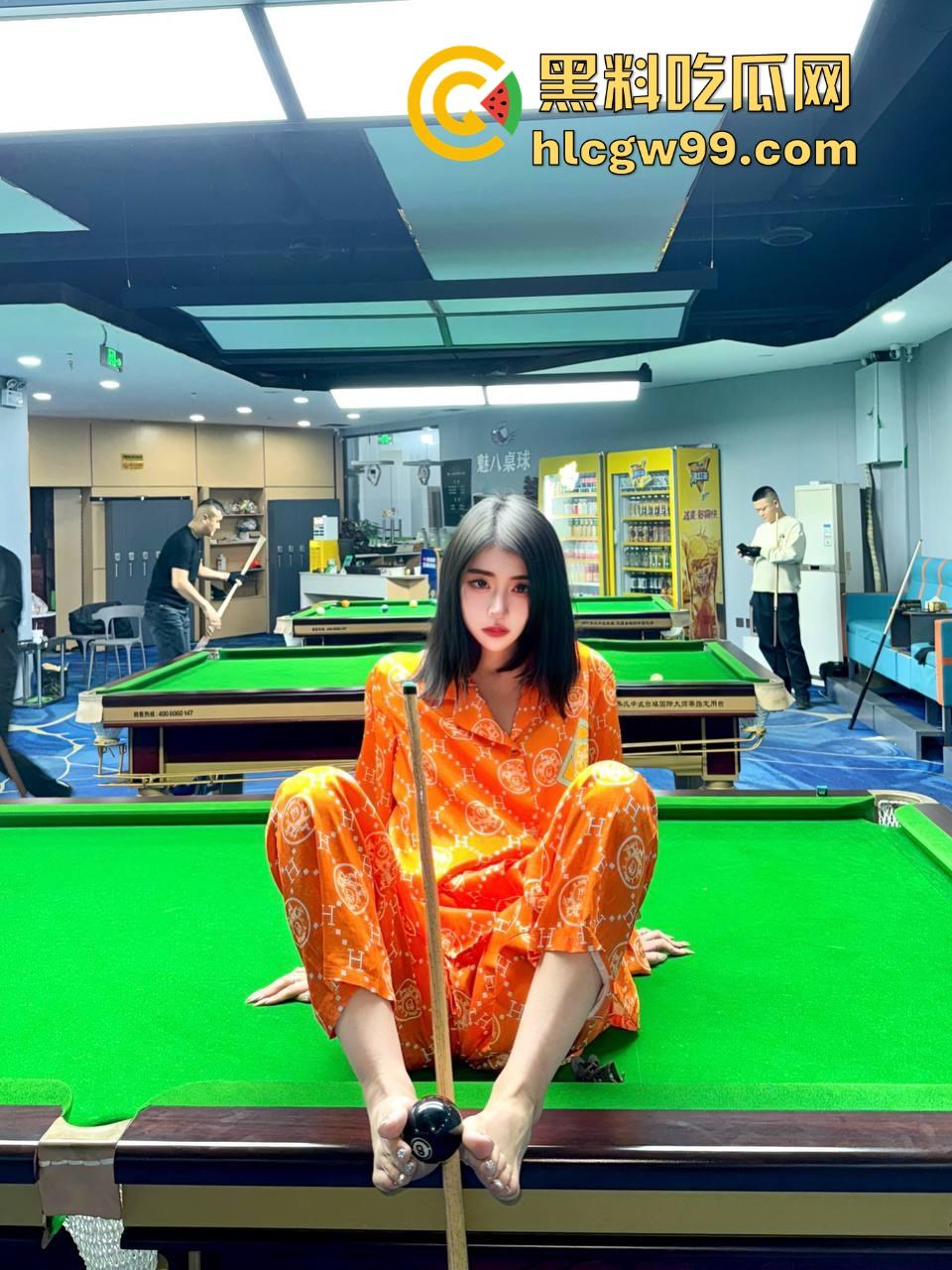 台球厅陪玩睡衣派对大哥充卡秒带走,车里睡衣一脱直接验货开干,车是真的稳,这发黑8果然是一发入魂!-5