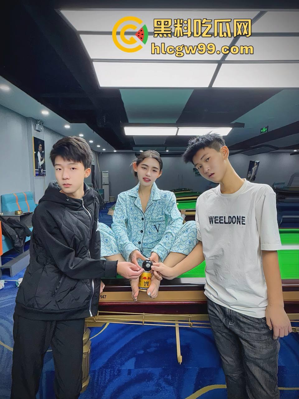 台球厅陪玩睡衣派对大哥充卡秒带走,车里睡衣一脱直接验货开干,车是真的稳,这发黑8果然是一发入魂!-6