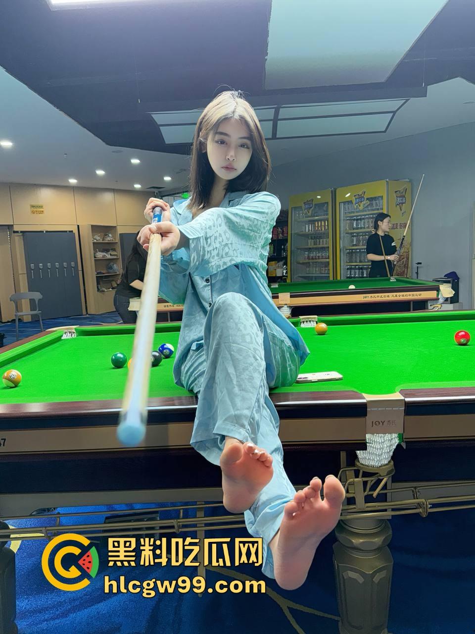 台球厅陪玩睡衣派对大哥充卡秒带走,车里睡衣一脱直接验货开干,车是真的稳,这发黑8果然是一发入魂!-8