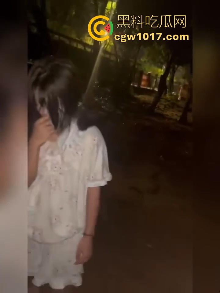 精神小妹公园霸凌私拍曝光,疑似抢男友而爆发,拳打脚踢齐上,这小太妹就喜欢欺负弱小!-3