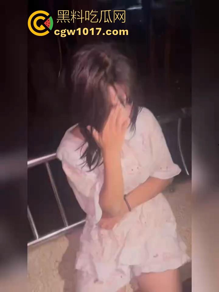 精神小妹公园霸凌私拍曝光,疑似抢男友而爆发,拳打脚踢齐上,这小太妹就喜欢欺负弱小!-4