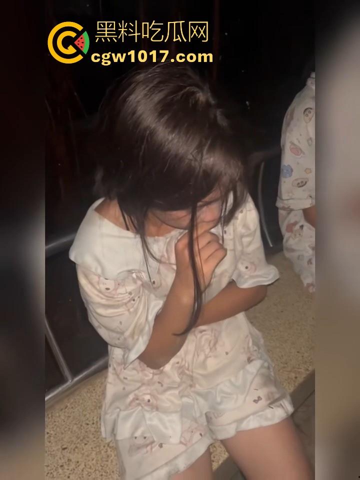 精神小妹公园霸凌私拍曝光,疑似抢男友而爆发,拳打脚踢齐上,这小太妹就喜欢欺负弱小!-6