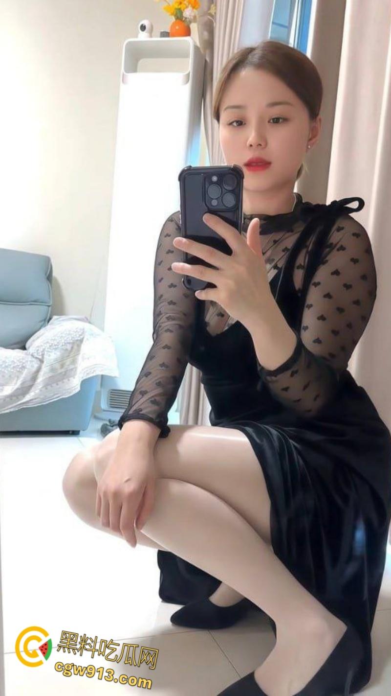 抖音熟女网红【杨枝甘露】,巨乳宝妈卖片捞金,各种情趣露出,玩具自慰花式插穴,老A8也是A8 !-2