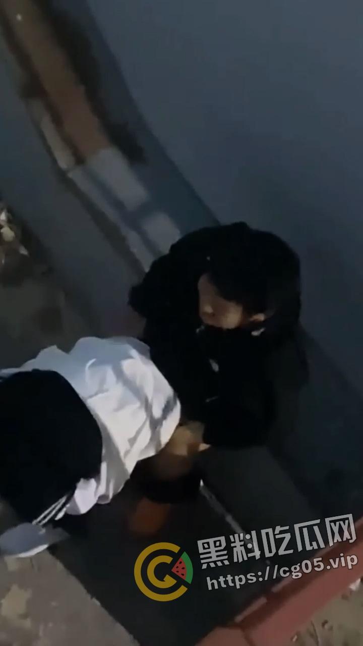 青岛海洋技师学院男女钻小胡同抠逼被偷拍！女生欲拒还迎的样子可太骚了-7