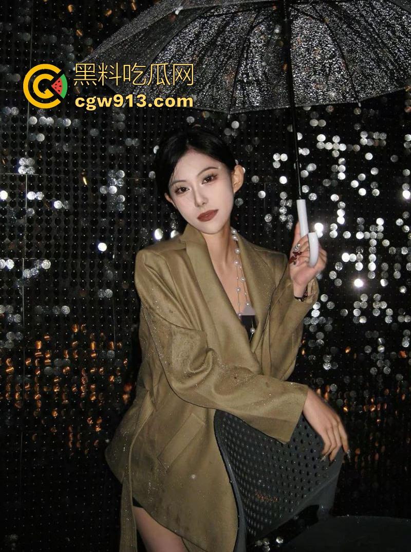 湖南大学【赵雅梓】纤细腰肢,妖娆身材在床上扭动,眼神迷离勾魂,翘臀高撅迎合后入猛插!-2