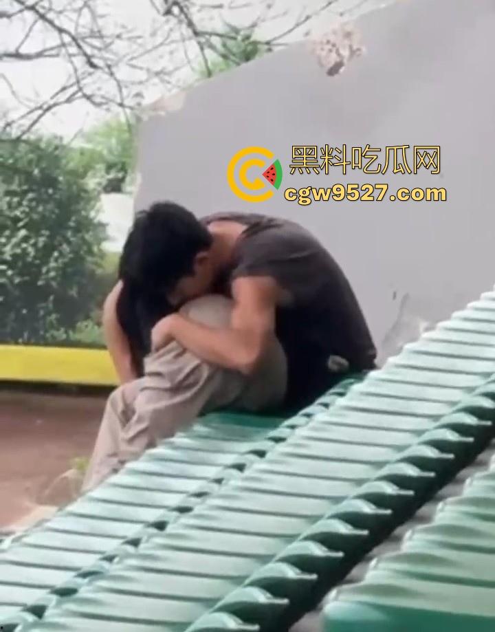 湖北美术学院,小情侣饥渴难耐户外刺激性爱,直接伸进了狂扣狂舔,场面极其刺激!-9