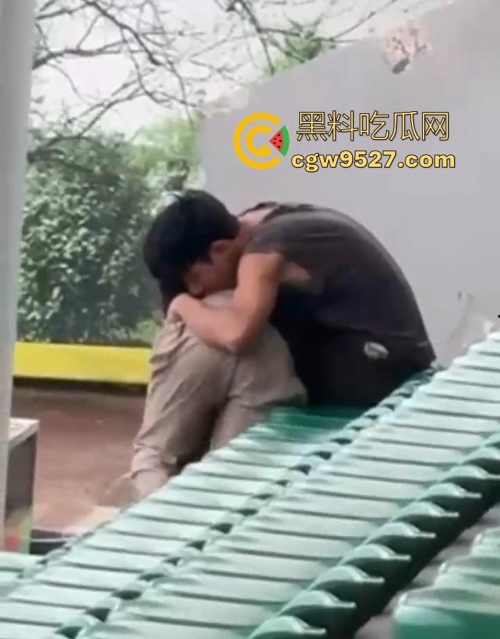 湖北美术学院,小情侣饥渴难耐户外刺激性爱,直接伸进了狂扣狂舔,场面极其刺激!-10