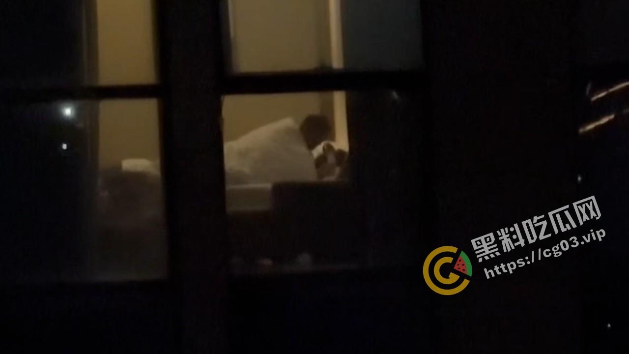 偷拍酒店落地窗激情床戏 疑似叫鸡-2