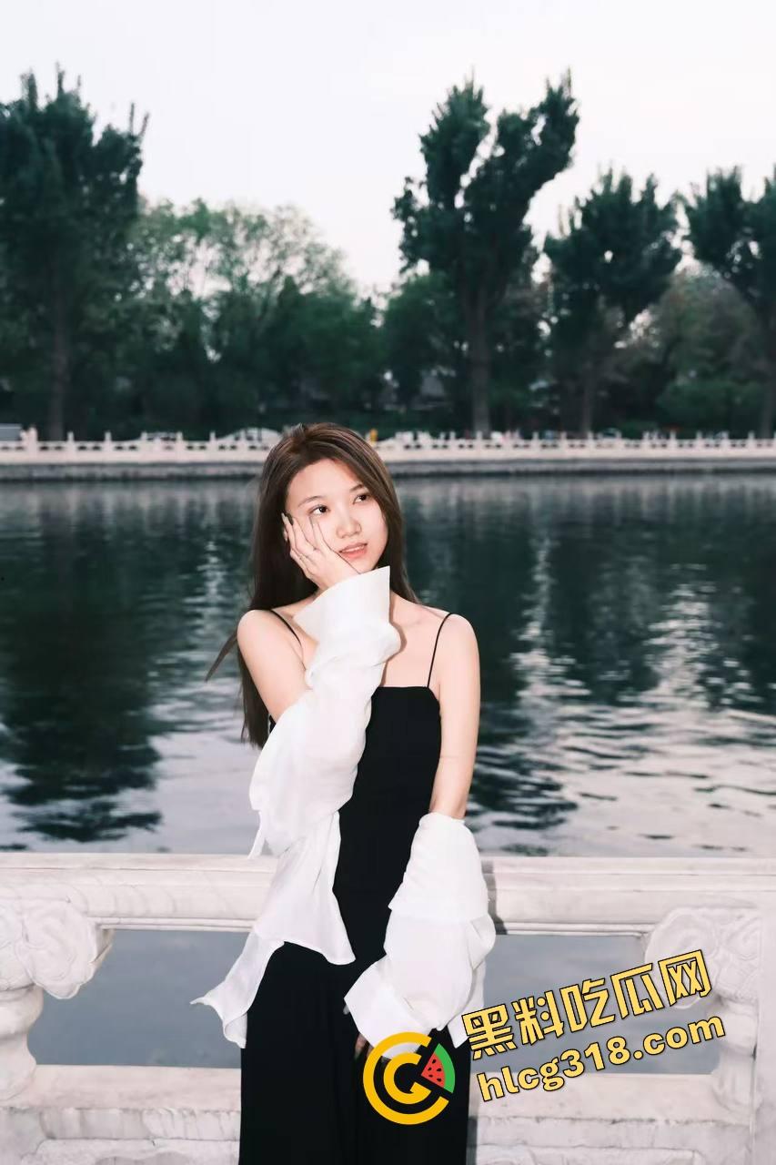 单位高冷御姐『李雪』白天冷若冰霜,晚上边打电话边吃鸡,什么姿势都玩得转,这骚劲她老公根本扛不住!-3