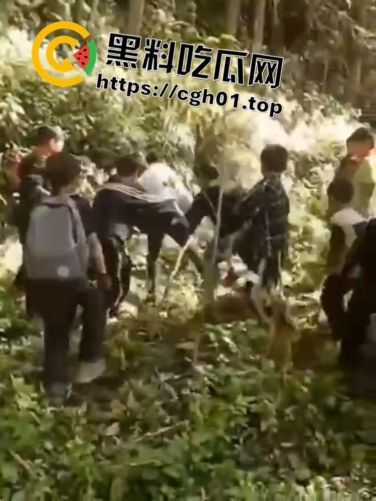 红领巾脖上戴 一言不合就是干 小学生霸凌同班同学 这比大人都狠啊！！-5