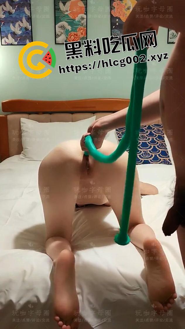 肛条探肠!1米5长的肛塞比模特都高 全部塞进去 这怕不是直接到胃了 抽出来的时候魂都没了-3
