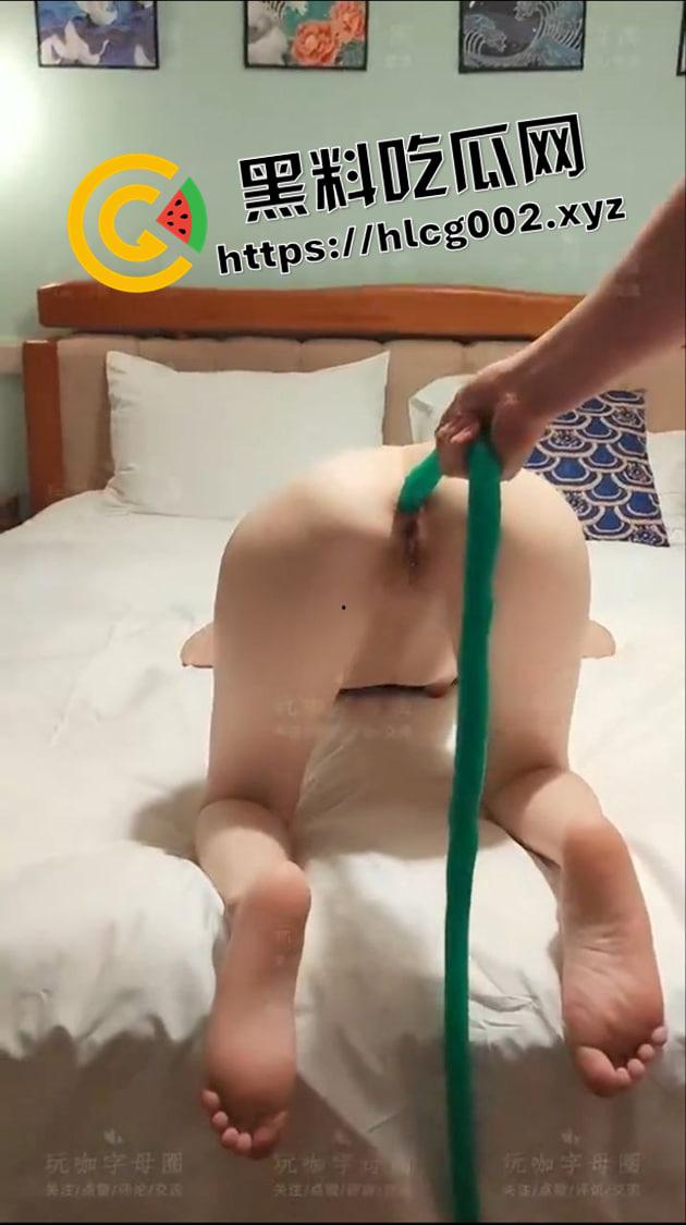 肛条探肠!1米5长的肛塞比模特都高 全部塞进去 这怕不是直接到胃了 抽出来的时候魂都没了-7