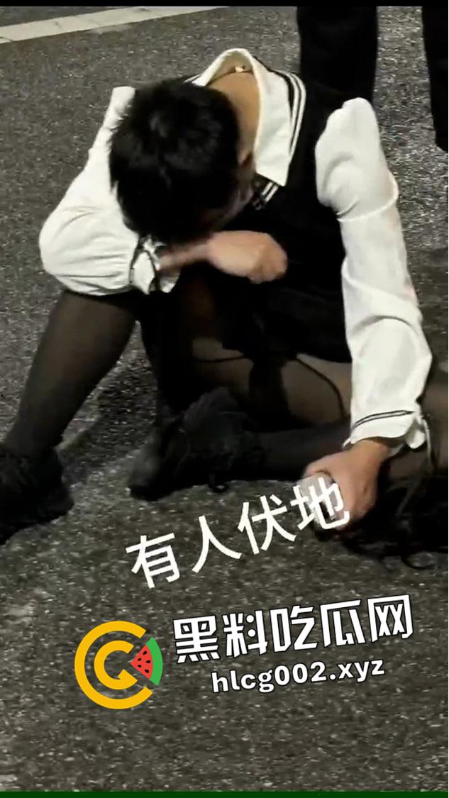 湖南长沙职业技术学院 男扮女装进女生宿舍猥亵  被抓到当众处刑 这就是大屌萌妹吗-3