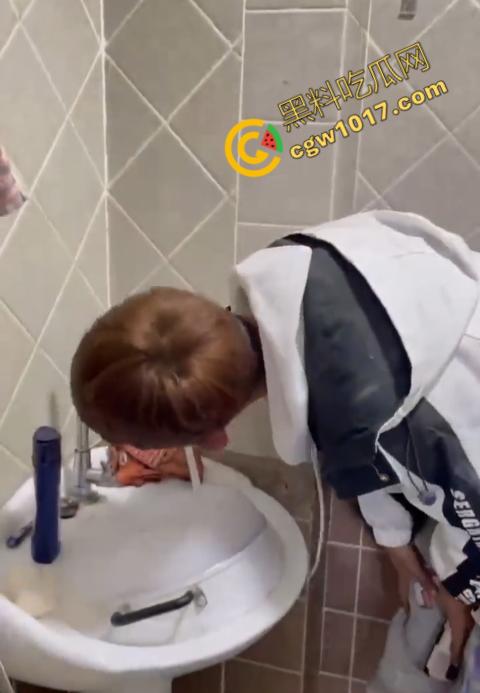 血腥慎点！社会混混残忍虐打小伙，马桶刷戳脸，铁管刺手，手背戳破血肉模糊，骨头暴露，惨不忍睹，令人心寒！-3