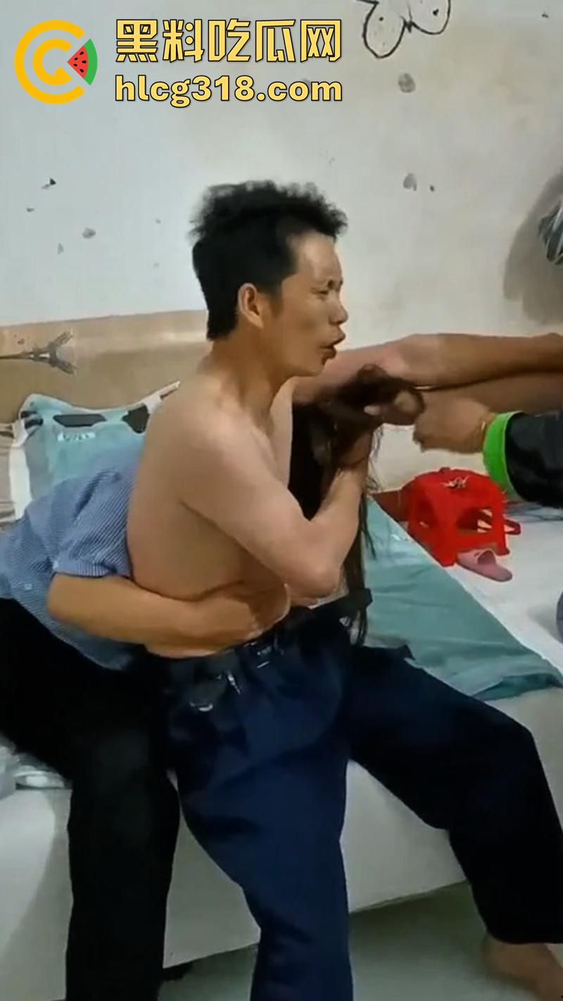 肥猪妻子带人捉奸,老公竟出轨同村骚妇,趁老公外出打工睡遍全村,果然玩的就是个骚劲啊!-6